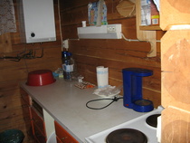 Mökin sisältä keittonurkkausta